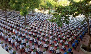 Mũ cối trong ngày khai giảng khiến dư luận phân hóa. Ảnh: Nhật Đức.