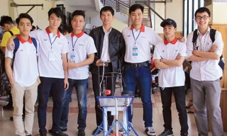 Phạm Lê Việt Anh (thứ 2 từ trái qua) cùng đội BK Galaxy trong 1 cuộc thi Robocon.
