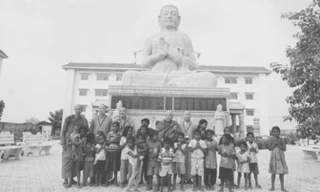 Thầy Thích Tường Quang cùng các sư thầy Việt Nam và những đứa trẻ Ấn Độ tại chùa Đại Lộc. Ảnh: L.A.