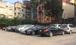 Bãi xe trong sân trường.