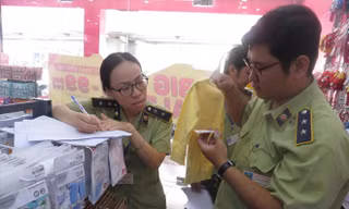 Cơ quan chức năng kiểm tra hệ thống Con Cưng tại TPHCM. Ảnh: PV.