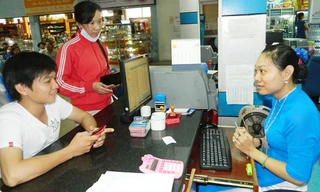 Bán vé tàu tại ga Sài Gòn.