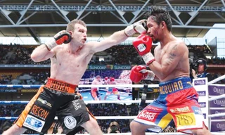 Horn (trái) đánh bại Pacquiao trong trận tranh đai vô địch WBO đầy tranh cãi. Ảnh: GETTY IMAGES.