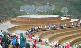 Nhiều du khách không ngại bỏ 30 nghìn đồng mua vé xem Mây pha lê.