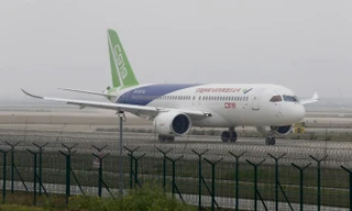 Chiếc C919 tại cuộc thử nghiệm cuối cùng hồi tháng 4 tại sân bay quốc tế Phố Đông Thượng Hải. Ảnh: CNN.