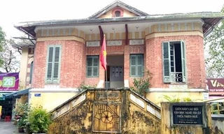 Ngôi biệt thự cổ kiến trúc Pháp đứng trước nguy cơ bị xóa sổ. Nguồn ảnh Internet 