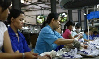 Nhiều lao động nữ trên 35 tuổi đối mặt nguy cơ bị sa thải. Ảnh minh họa - Ảnh: Hồng Vĩnh.