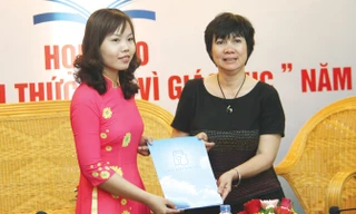 Tác giả Lê Thị Bé Nhung nhận chứng nhận của NXB Trẻ đồng hành xuất bản cuốn sách về công trình của chị.