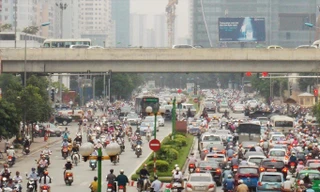 Nút giao thông Lê Văn Lương - Vành đai 3 ùn tắc như nêm, trong khi dự án hầm chui tại đây bị cắt vốn do triển khai chậm. Ảnh: Anh Trọng.