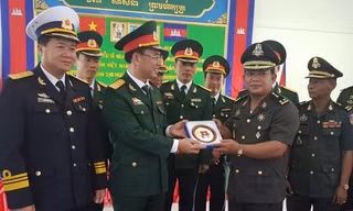 Lãnh đạo đoàn sĩ quan trẻ Việt Nam trao tặng logo Thanh niên QĐND Việt Nam cho đại diện Trường Sĩ quan tạo nguồn (Quân đội Hoàng gia Campuchia). 