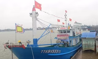 Đưa tàu cá vỏ thép lớn nhất tỉnh vào khai thác