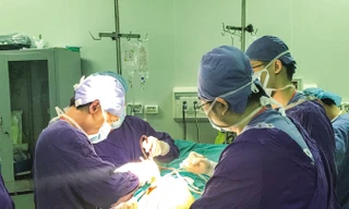 Bác sĩ Khánh mổ thay khớp háng nhân tạo cho bệnh nhân 47 tuổi.