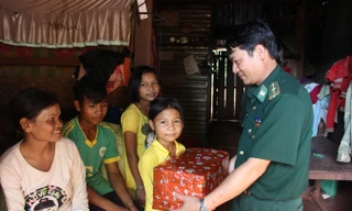 Thiếu tá Vũ Văn Hoằng tới thăm, tặng quà gia đình chị Rơ Mah H’Bri. Ảnh: Trúc Hà.