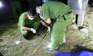 Lực lượng chức năng khám nghiệm hiện trường vụ hỗn chiến đổ máu ngày 16/12.