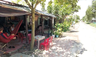 Nhiều gia đình ở khu dân cư nghèo nay là nạn nhân của bão đa cấp.