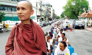 Một nhà sư Thái Lan dẫn đầu cuộc biểu tình phản đối dự án xây dựng nhà máy nhiệt điện chạy than ở tỉnh Krabi thanh bình, nổi tiếng với cát trắng, vách đá vôi tuyệt đẹp. Ảnh: AP.