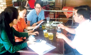 Các thí sinh từ “đậu thành rớt” phản ánh với PV về kết quả chấm phúc khảo của tỉnh Đắk Lắk. Ảnh: Lữ Hồ.