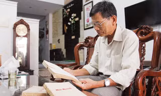 Kịch bản của “Một thời để nhớ” lấy từ ba cuốn nhật ký chiến trường của ông Trần Chiến Chinh. (Trong ảnh: Ông Chinh nâng niu ba cuốn nhật ký như báu vật).