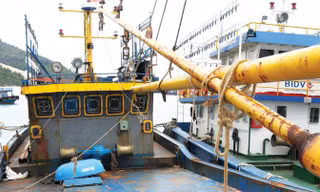 Tàu vỏ thép đóng mới giá trị hàng chục tỷ bị gỉ sét. Ảnh: Hồng Vĩnh.