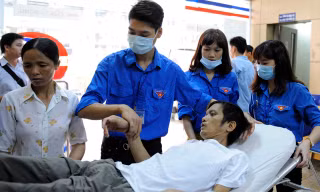 Các tình nguyện viên tham gia “Tiếp sức người bệnh” tại Bệnh viện Bạch Mai (Hà Nội). Ảnh: Xuân Tùng.