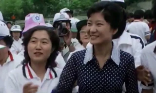 Bà Choi Soon-sil (bìa trái) hộ tống bà Park Geun-hye trong một sự kiện chính trị tại Đại học Hanyang ở Seoul năm 1979. Ảnh: Newstapa.