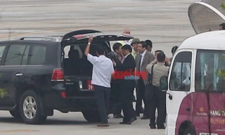 Đại tướng Phùng Quang Thanh, mặc complet màu nhạt khi vừa xuống máy bay. Ảnh: Tuổi trẻ