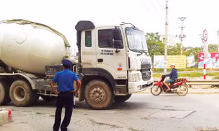 Có biển cấm tải đi vào phố cấm, giờ cấm (vòng tròn) nhưng TTGT tại nút Kim Giang - Phan Trọng Tuệ chỉ chống tay đứng nhìn.