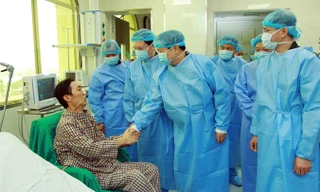 Đại tướng Ngô Xuân Lịch trò chuyện với ông Trần Ngọc Hanh - người vừa được ghép phổi thành công. Ảnh: CTV.