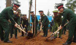 Lãnh đạo Ban Thanh niên Quân đội, Đoàn Thanh niên Bộ Công an và các đại biểu thanh niên tiêu biểu trong Quân đội và Công an năm 2015 trồng cây nhớ ơn Bác Hồ tại Khu di tích K9 - Đá Chông (Ba Vì, Hà Nội), chiều 22/3. Ảnh: Nguyễn Minh.