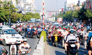 Kẹt xe đang là điểm nghẽn ảnh hưởng nghiêm trọng đến đời sống người dân ở TPHCM.