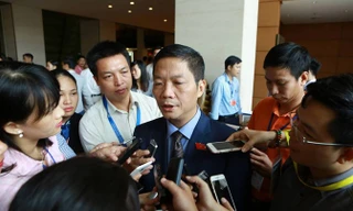 Bộ trưởng Công Thương Trần Tuấn Anh trả lời báo chí bên lề kỳ họp Quốc hội. Ảnh: Như Ý.