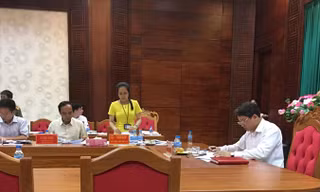 Đại diện UBND tỉnh Đắk Lắk (bên phải ảnh) đối thoại với các thí sinh từ “đậu thành rớt”.