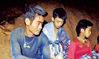 Huấn luyện viên và hai thành viên đội bóng (Thai Navy).