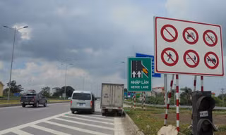 Một điểm biển báo chồng biển báo trên cao tốc Hà Nội – Bắc Giang. Ảnh: Nguyễn Thắng.