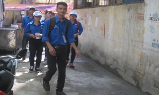 Các đội tìm kiếm nhà trọ đi sâu vào từng ngõ nhỏ nhằm tìm được càng nhiều chỗ trọ càng tốt. Ảnh: Lưu Trinh.