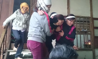 Người thân nạn nhân kêu khóc thảm thiết. Ảnh: Hoàng Lam.