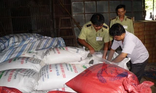 Lực lượng chức năng phát hiện một vụ nhập lậu đường từ Thái Lan. Ảnh: TTXVN