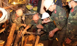 Lực lượng công binh đang xử lý sự cố trong hầm hẹp.