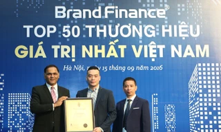 Ông Michael Hưng Nguyễn - Phó Tổng Giám đốc kiêm Giám đốc Tài chính Masan Group đón nhận giải thưởng.