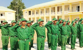 Chiến sỹ mới Lữ đoàn đặc công 429 tập động tác chào.