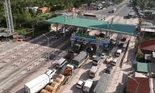 Thời gian qua, tại trạm thu phí Cai Lậy (Tiền Giang) xảy ra tình trạng kẹt xe, do các tài xế tiếp tục đưa tiền lẻ mệnh giá nhỏ mua vé để phản đối. Ảnh: Lê Phong.