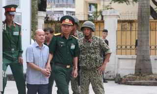 Bị cáo Ðinh Ngọc Hệ được dẫn giải tới tòa. Ảnh: CTV.