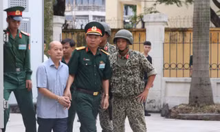 Bị cáo Ðinh Ngọc Hệ được dẫn giải tới tòa. Ảnh: CTV.