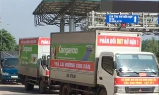 Người dân treo biểu ngữ, cho xe diễu hành qua trạm thu phí Bờ Đậu để phản đối thu phí. Ảnh: A.T.