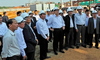 Thủ tướng Chính phủ Nguyễn Tấn Dũng làm việc với Tập đoàn công nghiệp Than khoáng sản Việt Nam tại nhà máy alumin Nhân Cơ. Ảnh: Trọng Đạt.