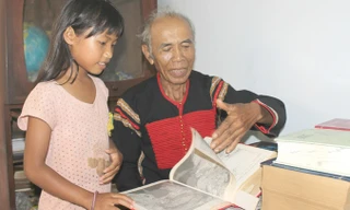 Già Y Bớt dạy tiếng Anh cho cháu.