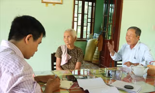Mẹ VNAH Nguyễn Thị Bốn và con trai Đoàn Diền bức xúc kể lại sự việc.