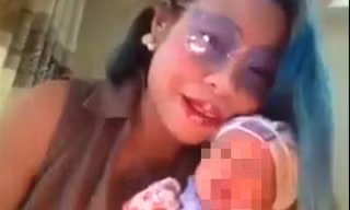 Làm gì với 'hot girl Bella'?