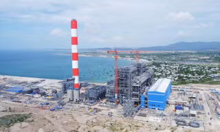 Dư luận đang quan tâm việc Cty TNHH Điện lực Vĩnh Tân 1 được cấp phép nhận chìm 1 triệu m3 bùn, cát xuống biển. Ảnh: PV.