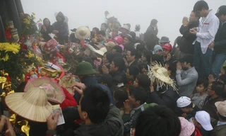Khuyếch trương lễ hội được cho là một trong những bệnh “vung tay quá trán”. Trong ảnh: Lễ hội Yên Tử. Ảnh: Hồng Vĩnh.